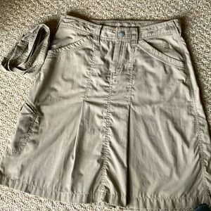 North Face skirt for hiking, biking, running, or everyday activity. EUC
